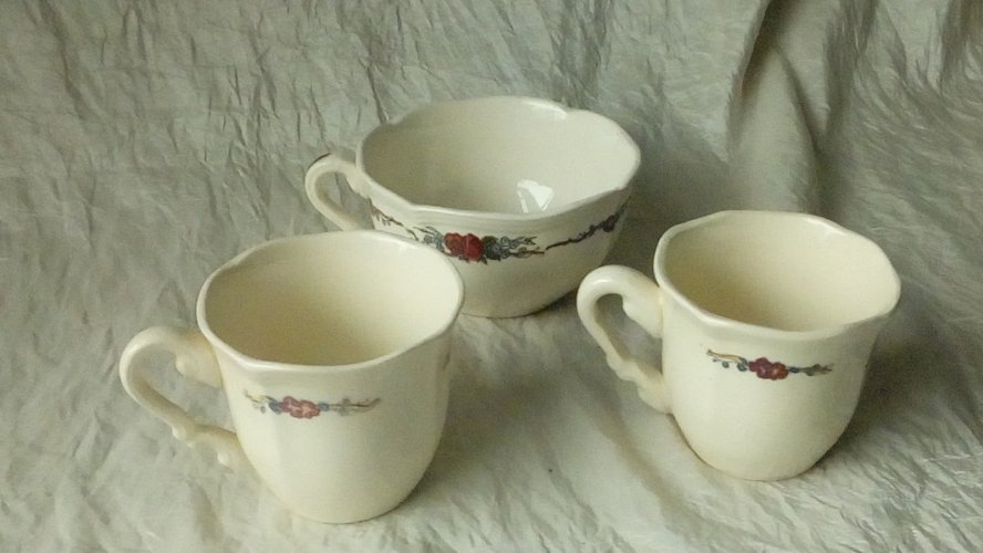 OBERNAI 2 TASSES A CAFE 1 TASSE  A THE   EN FAIENCE SARREGUEMINES*