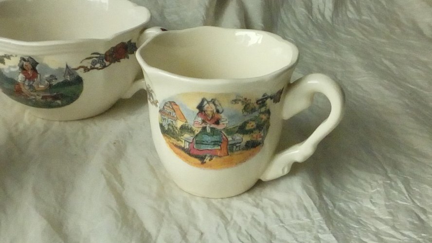 OBERNAI 2 TASSES A CAFE 1 TASSE  A THE   EN FAIENCE SARREGUEMINES*