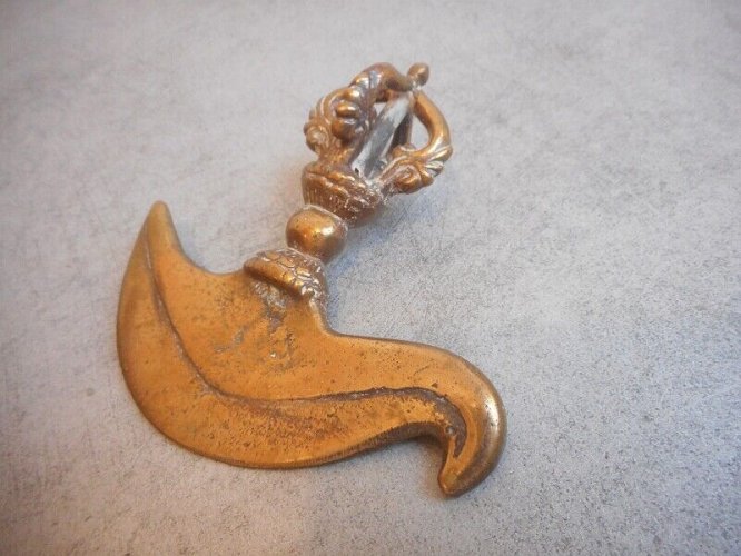 OBJET RITUEL TIBETAIN EN BRONZE DECORE D'UNE COURONNE Kartika Vajra Dorje