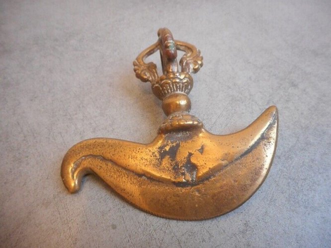 OBJET RITUEL TIBETAIN EN BRONZE DECORE D'UNE COURONNE Kartika Vajra Dorje