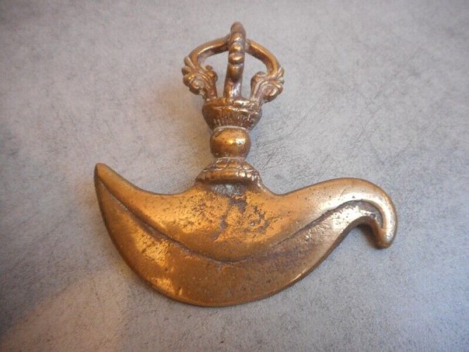 OBJET RITUEL TIBETAIN EN BRONZE DECORE D'UNE COURONNE Kartika Vajra Dorje