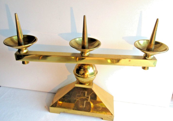Objets religieux Art Déco, 2 chandeliers à 3 pique-cierges en métal chromé doré