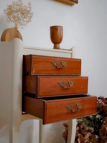 Odile, la table de chevet beige en bois N°1171