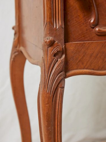 Odile, la table de chevet en bois foncé N°1177