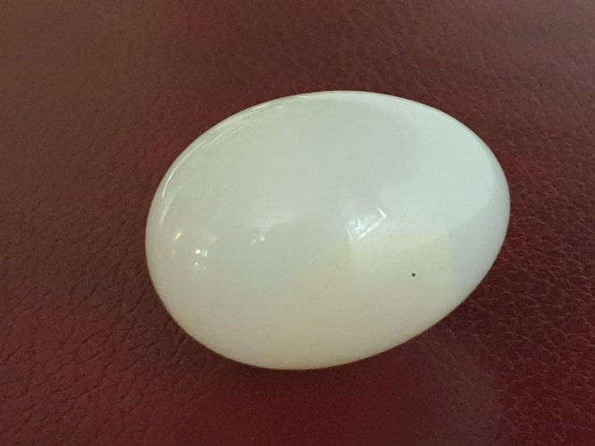 Oeuf de quartz rose pâle longueur 5,4 cm poids 101 grammes