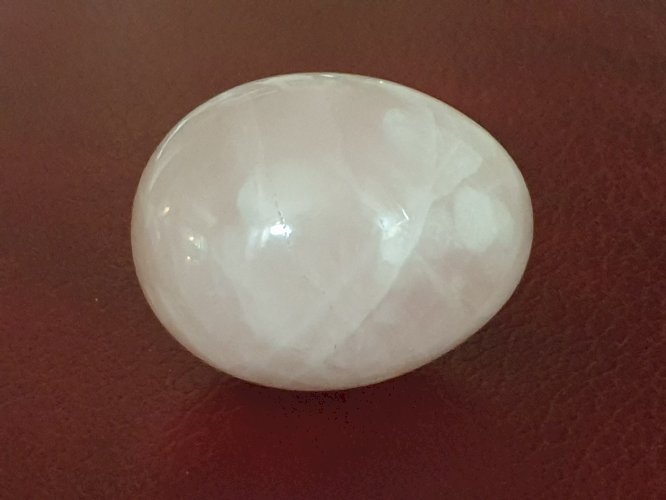 Oeuf de quartz rose pâle longueur 5,4 cm poids 101 grammes