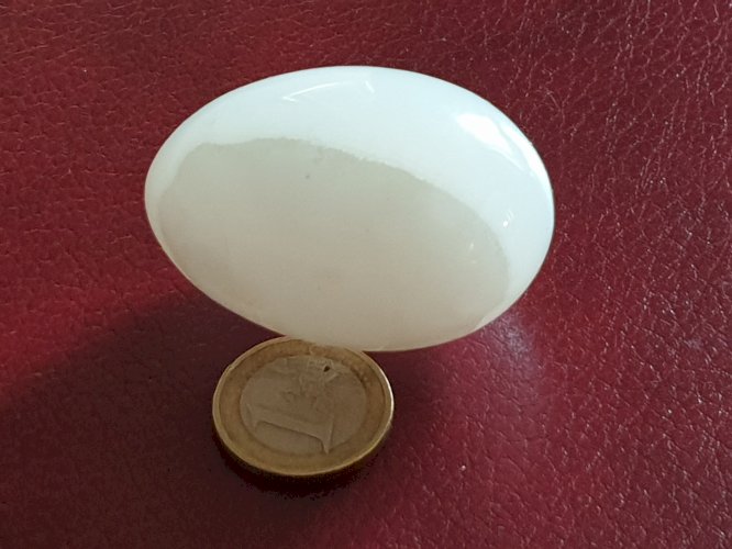 Oeuf de quartz rose pâle longueur 5,4 cm poids 101 grammes