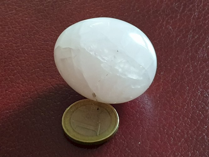 Oeuf de quartz rose pâle longueur 5,4 cm poids 101 grammes