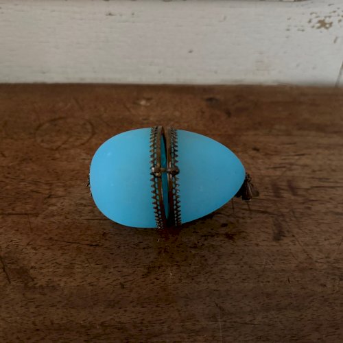 Œuf en opaline XIXe fond bleu ornementé d'une fleur M3642