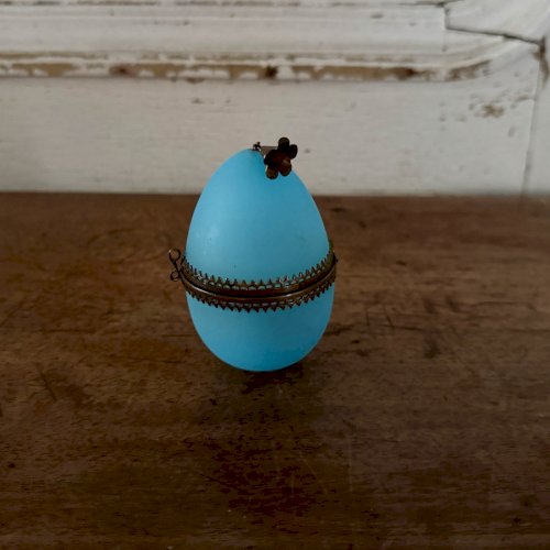 Œuf en opaline XIXe fond bleu ornementé d'une fleur M3642
