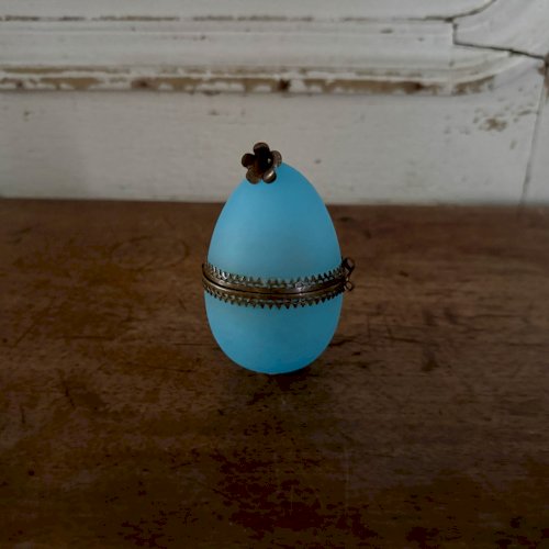 Œuf en opaline XIXe fond bleu ornementé d'une fleur M3642