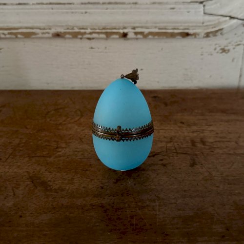 Œuf en opaline XIXe fond bleu ornementé d'une fleur M3642
