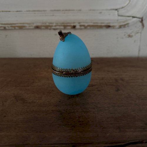 Œuf en opaline XIXe fond bleu ornementé d'une fleur M3642