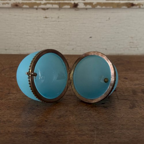 Œuf en opaline XIXe fond bleu ornementé d'une fleur M3642