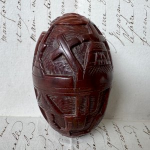 Œuf ou étui à chapelet en corozo sculpté en ronde-bosse M4077