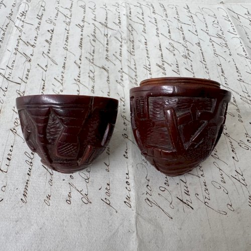 Œuf ou étui à chapelet en corozo sculpté en ronde-bosse M4077