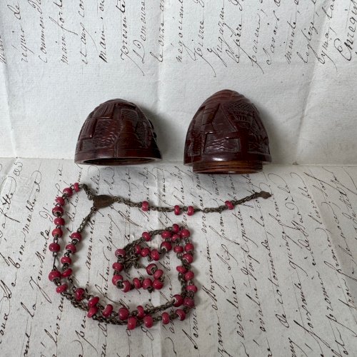 Œuf ou étui à chapelet en corozo sculpté en ronde-bosse M4077