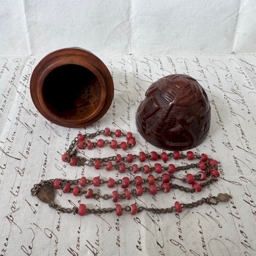 Œuf ou étui à chapelet en corozo sculpté en ronde-bosse M4077