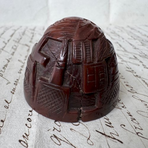 Œuf ou étui à chapelet en corozo sculpté en ronde-bosse M4077