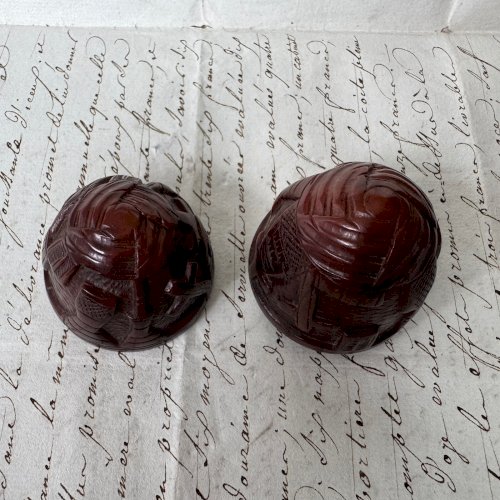 Œuf ou étui à chapelet en corozo sculpté en ronde-bosse M4077