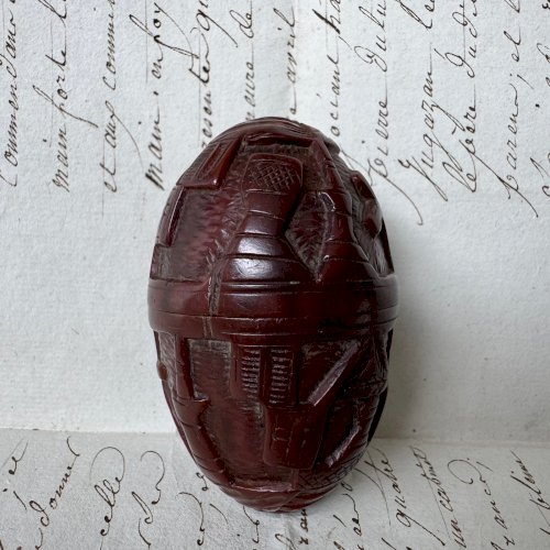Œuf ou étui à chapelet en corozo sculpté en ronde-bosse M4077