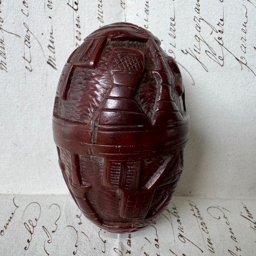 Œuf ou étui à chapelet en corozo sculpté en ronde-bosse M4077