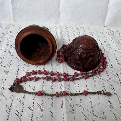 Œuf ou étui à chapelet en corozo sculpté en ronde-bosse M4077