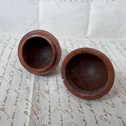Œuf ou étui à chapelet en corozo sculpté en ronde-bosse M4077