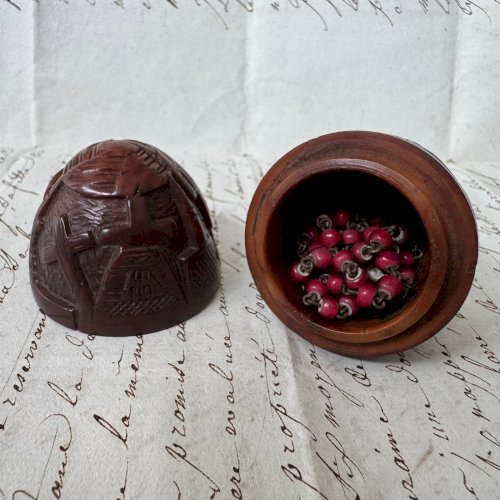 Œuf ou étui à chapelet en corozo sculpté en ronde-bosse M4077