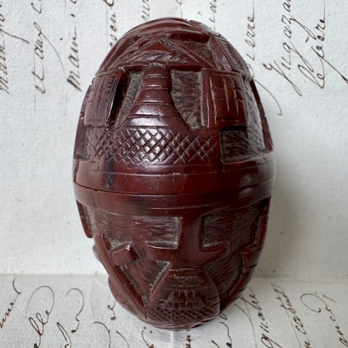 Œuf ou étui à chapelet en corozo sculpté en ronde-bosse M4077