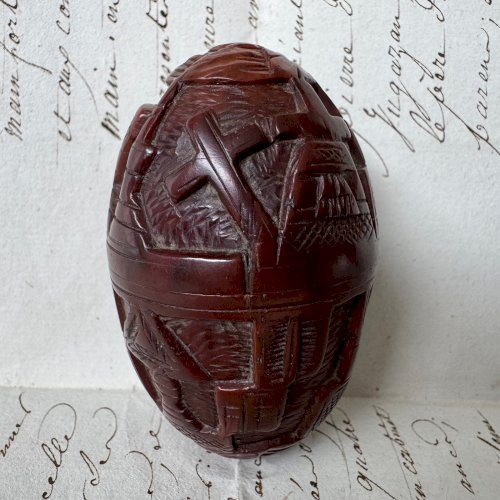 Œuf ou étui à chapelet en corozo sculpté en ronde-bosse M4077