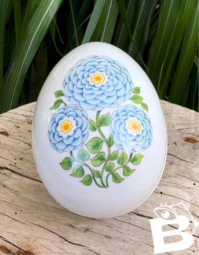 Oeuf vintage en porcelaine motifs fleurs bleues