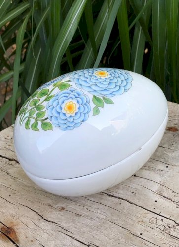 Oeuf vintage en porcelaine motifs fleurs bleues