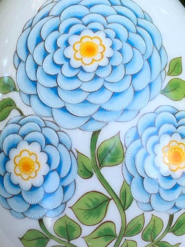 Oeuf vintage en porcelaine motifs fleurs bleues