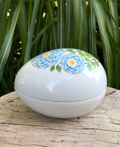 Oeuf vintage en porcelaine motifs fleurs bleues