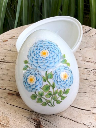 Oeuf vintage en porcelaine motifs fleurs bleues