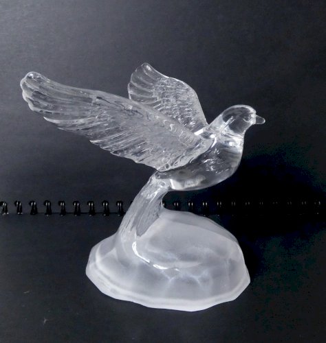 oiseau en cristal d'Arques presse-papiers colombe aux ailes déployées France TBE