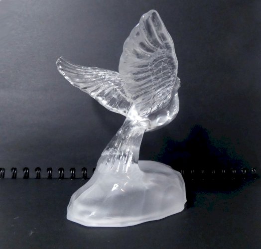 oiseau en cristal d'Arques presse-papiers colombe aux ailes déployées France TBE