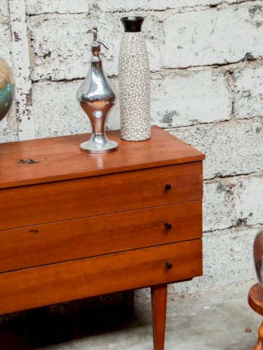 Olga, la commode en bois foncé N°284