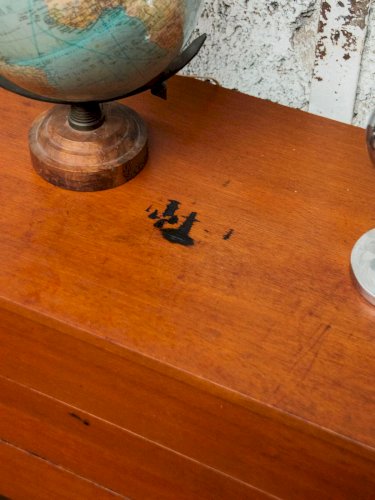 Olga, la commode en bois foncé N°284