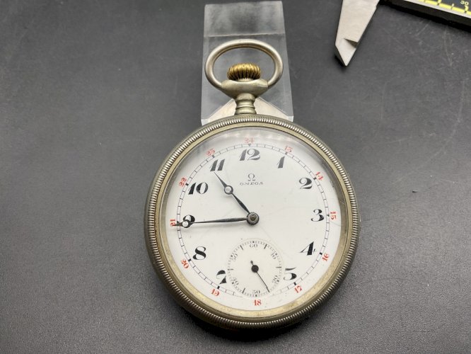 OMEGA montre gousset régulateur chemineaux suisse lunette vise .