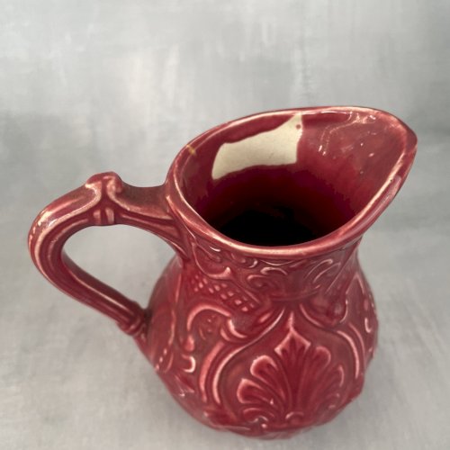 ONNAING pot à lait crémier faience barbotine rose décor relief Haut.~10.5cm