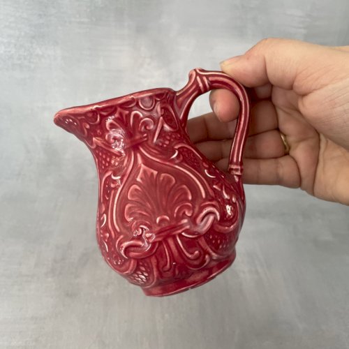 ONNAING pot à lait crémier faience barbotine rose décor relief Haut.~10.5cm