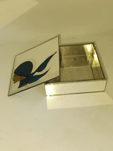 orginale boite à bijoux en metal et miroir a decor de femme datant des annees 1970-1980 en bon etat