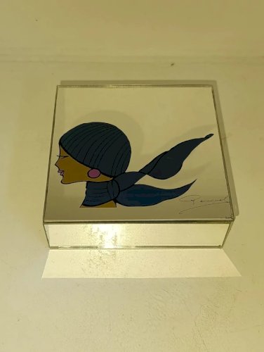orginale boite à bijoux en metal et miroir a decor de femme datant des annees 1970-1980 en bon etat
