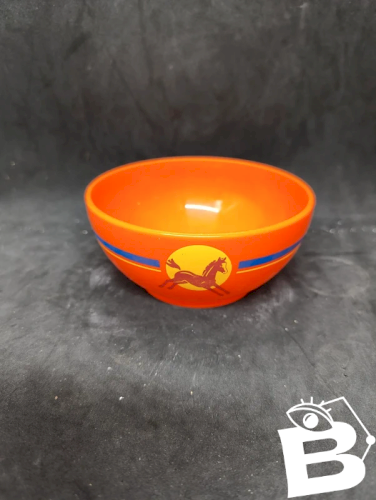 original ancien bol en plastique poulain couleur typique en bon etat