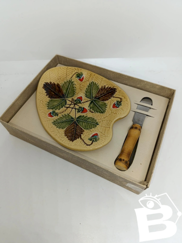 original beurrier avec son couteau à decor de fraise en bon etat