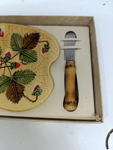 original beurrier avec son couteau à decor de fraise en bon etat