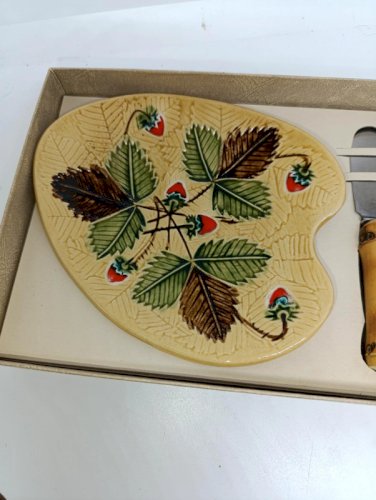original beurrier avec son couteau à decor de fraise en bon etat