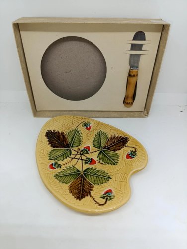 original beurrier avec son couteau à decor de fraise en bon etat